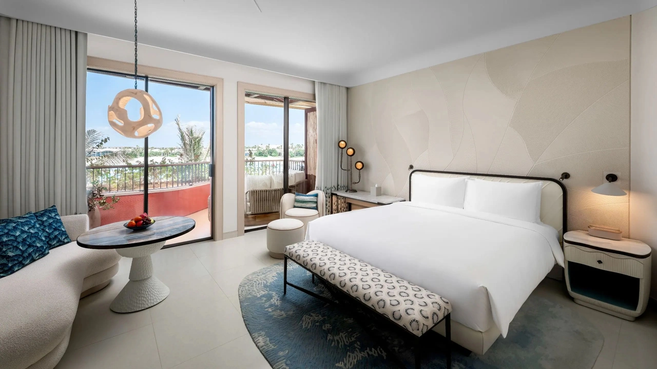 One King Bed with Club Access